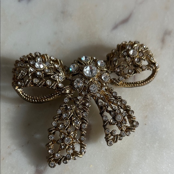 No Label Jewelry - Vintage Elegant Gold Bow Brooch with Crystals collector item
